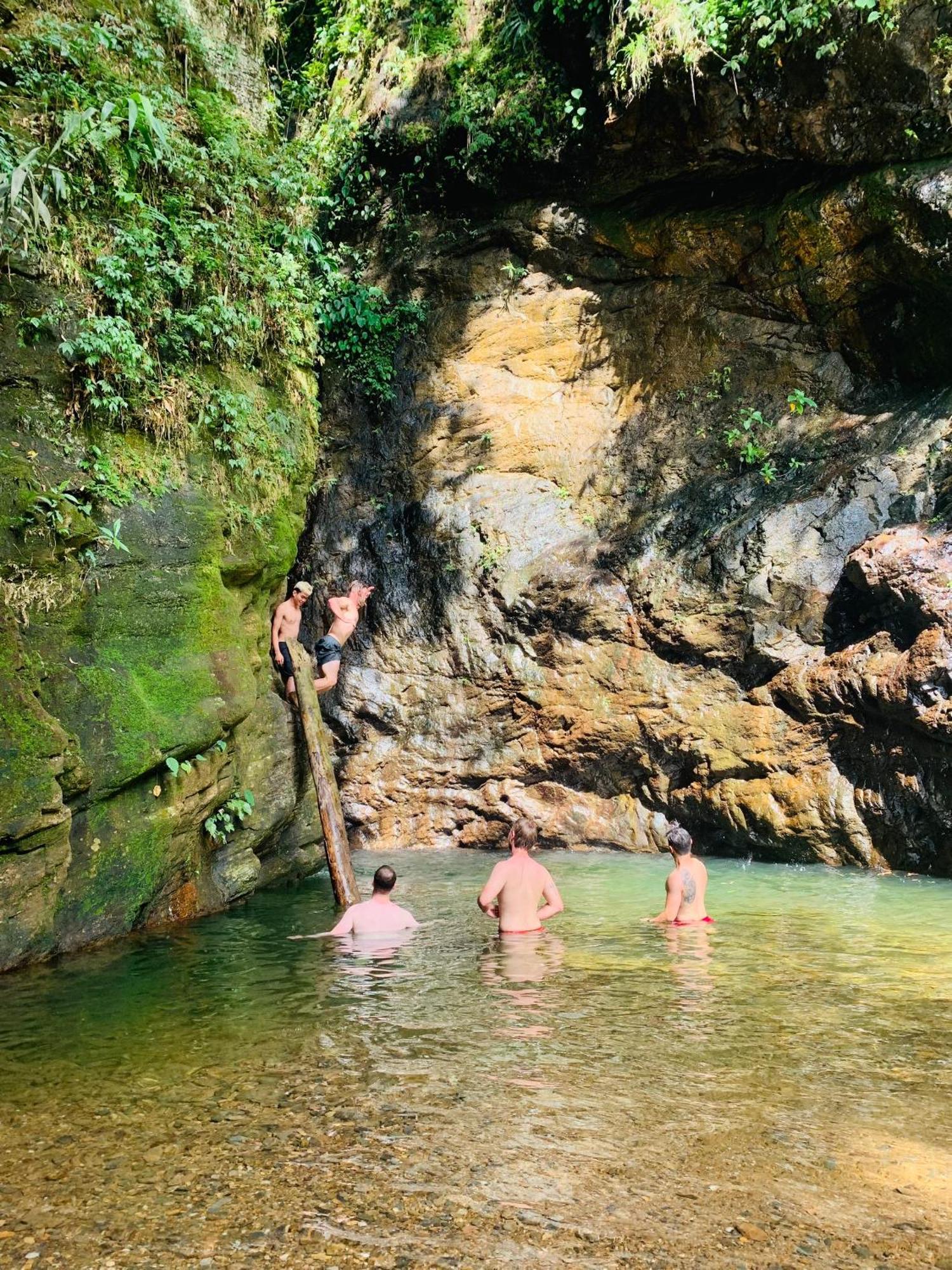 Ha Giang Safari Hostel & Motorbikes Экстерьер фото